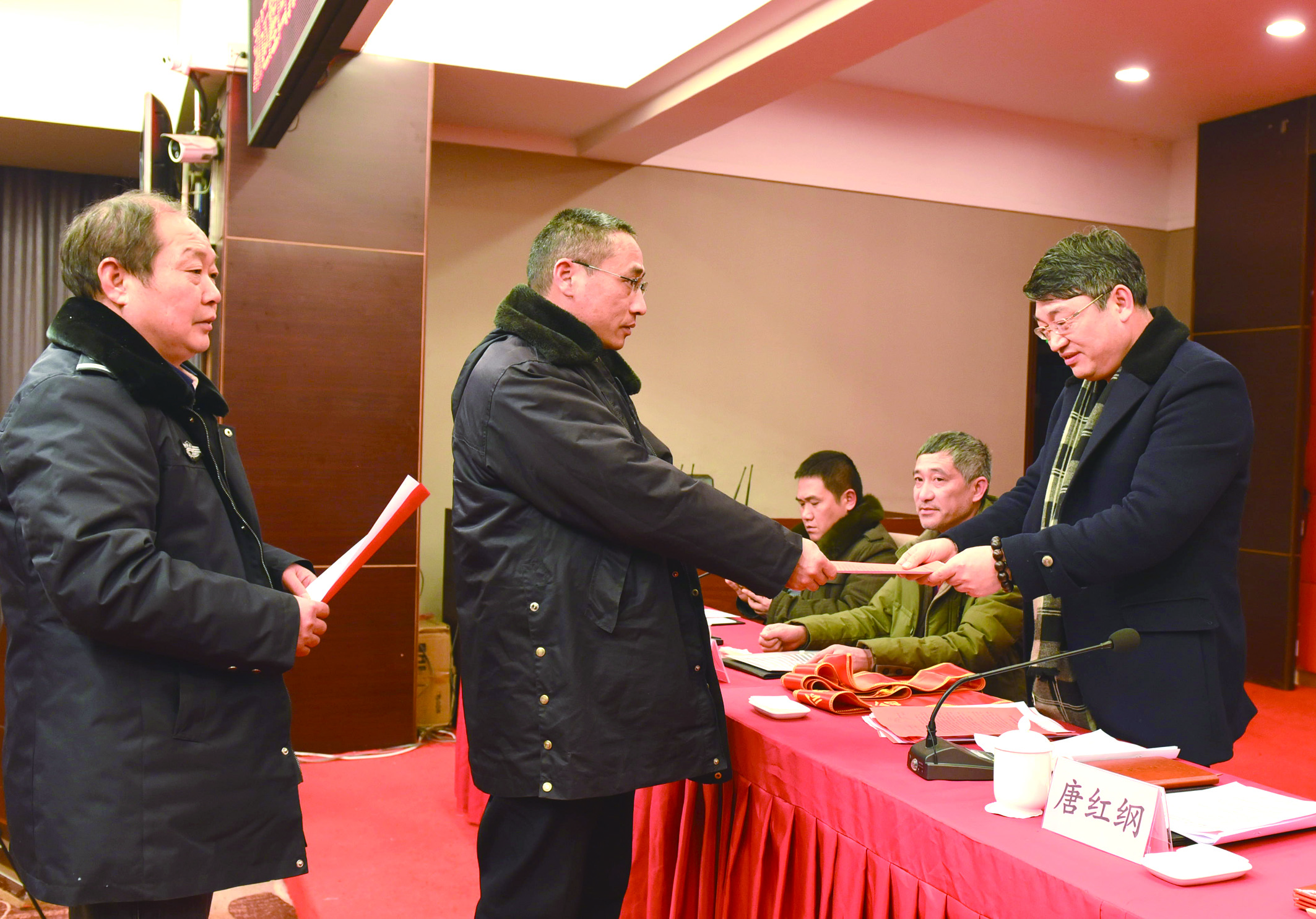 1月30日，隆回分公司召開2017年工作總結(jié)表彰大會暨2018年春運工作動員大會。