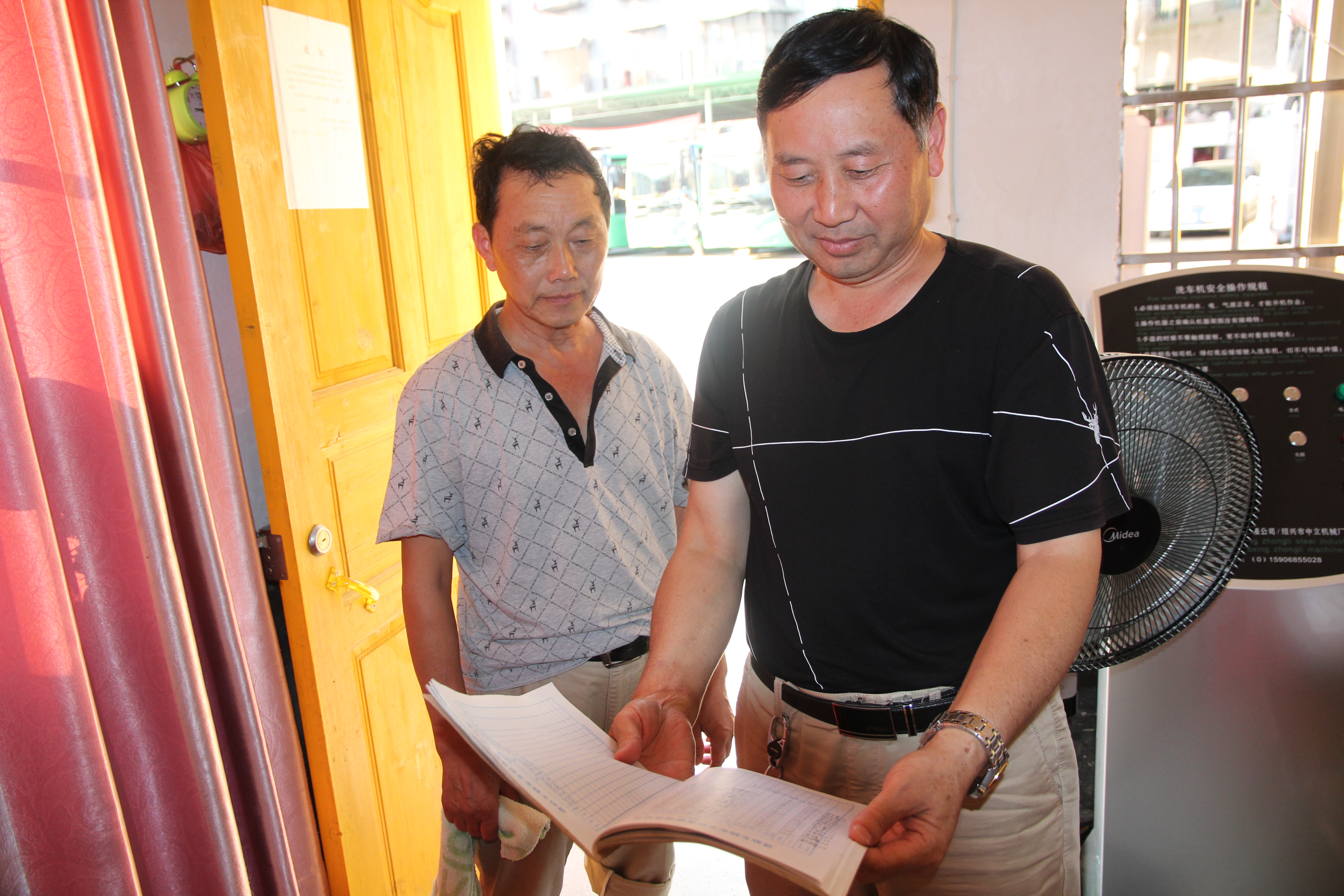 干工作就要盡力干好 ——記集團公司優(yōu)秀黨員、綏寧綠洲公汽公司經(jīng)理李茂良 祖   冠