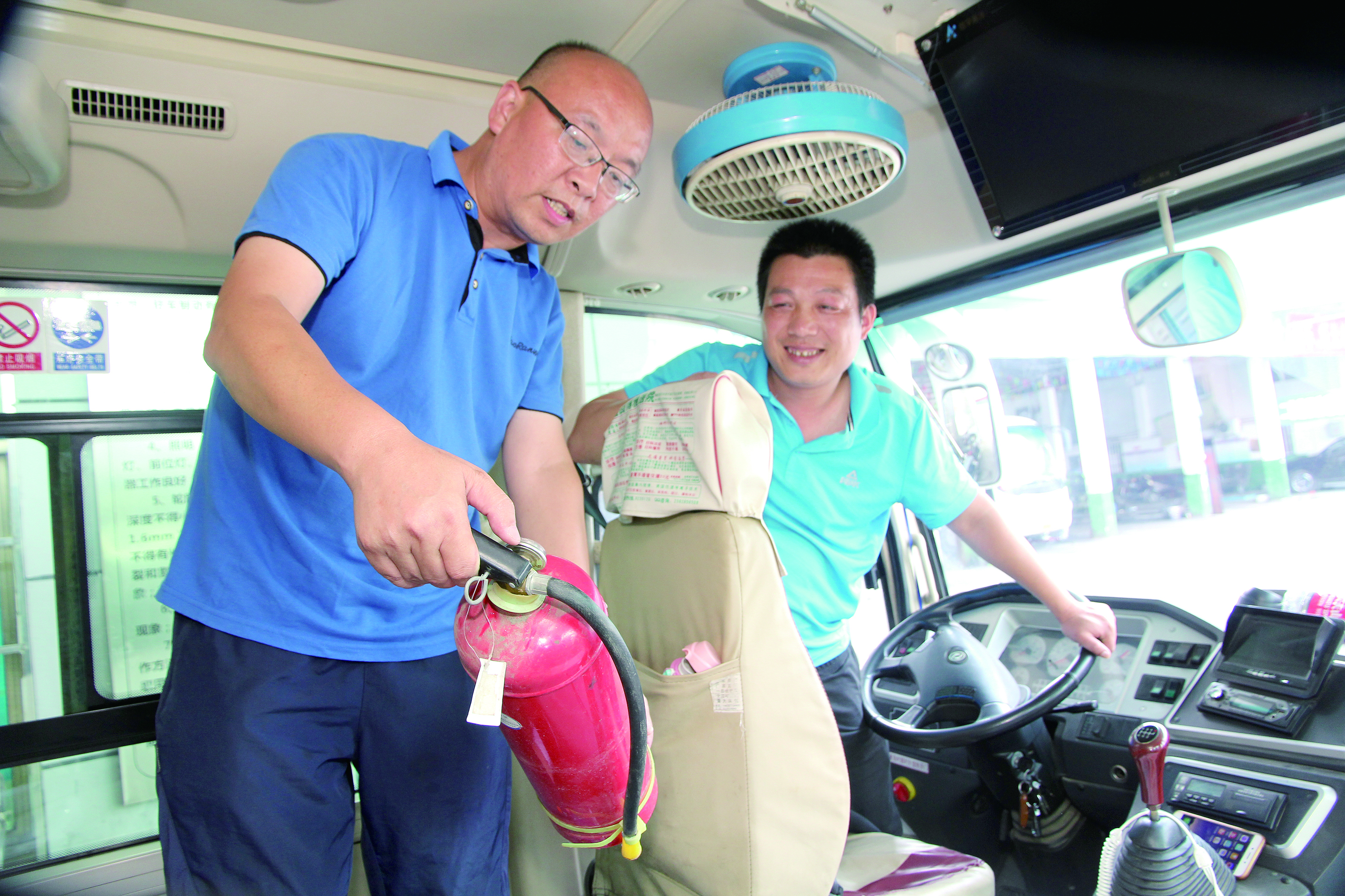 安全稽查兩不誤 ——記集團(tuán)公司優(yōu)秀共產(chǎn)黨員、隆回汽車西站副站長(zhǎng)李擁政 肖秀華