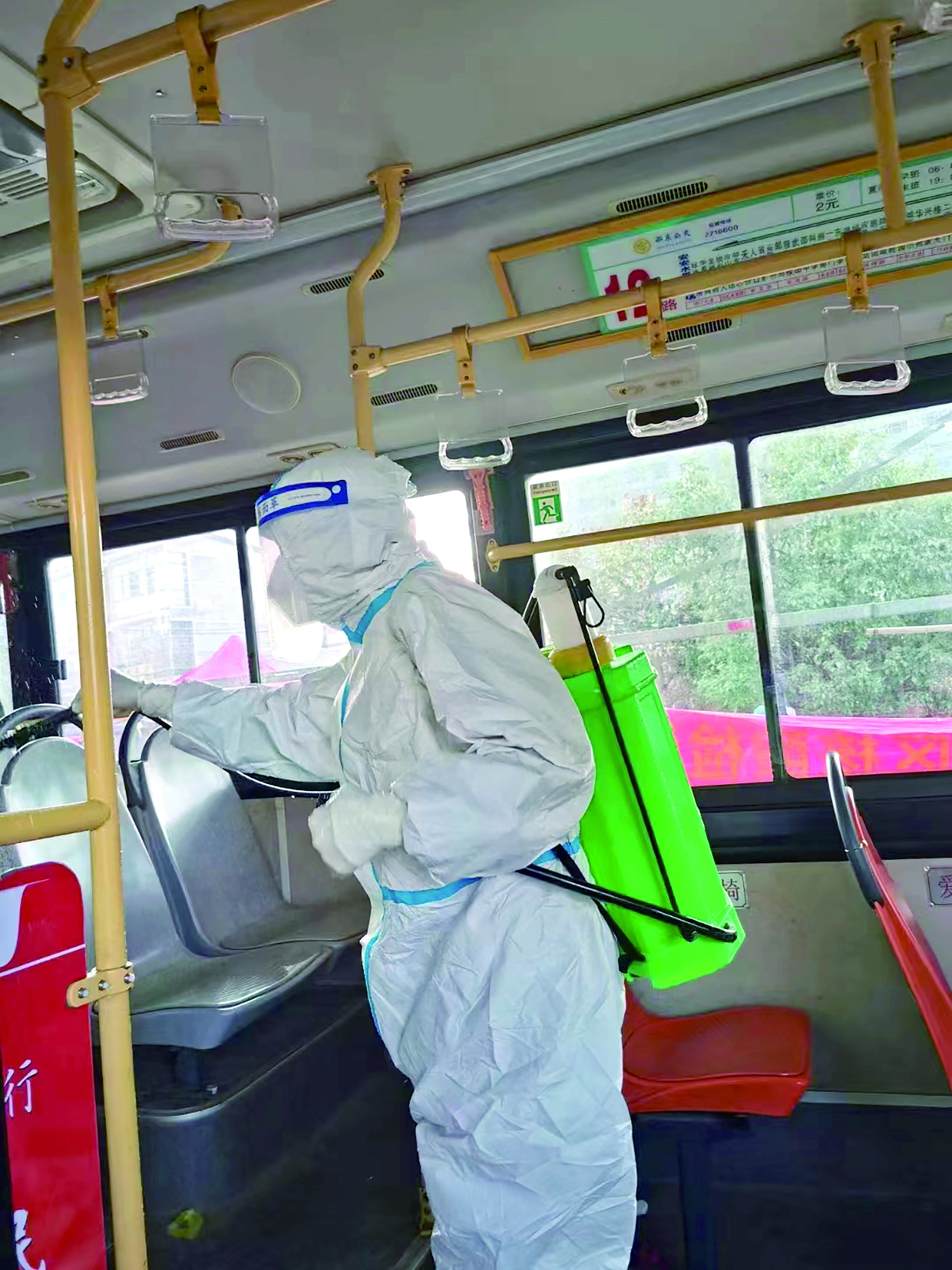 戰(zhàn)“疫”路上的“轉運人” （鄧遠報道） 